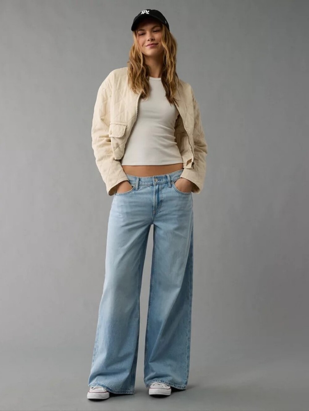 American Eagle Strigid Low-Rise Ultra Wide-Leg Jeans | 2 Short Light Wash Y2K